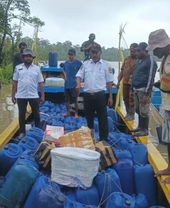 Loangboat Bermuatan 270 Jerigen Solar Dipasang Sasi Adat oleh Warga