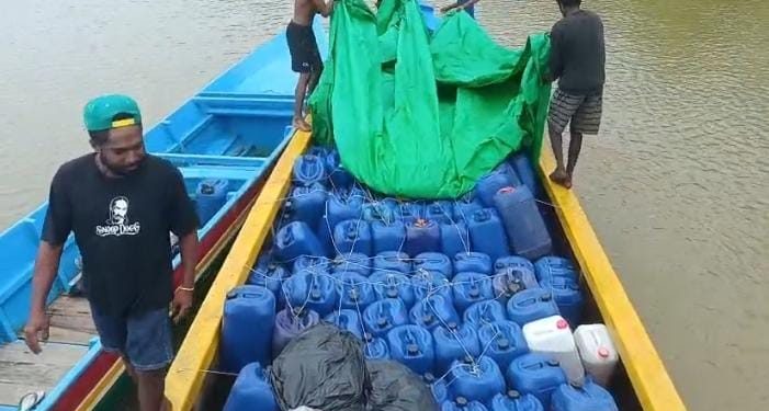 Loangboat Bermuatan 9 Ton BBM Diamankan Warga Mimika Barat Tengah