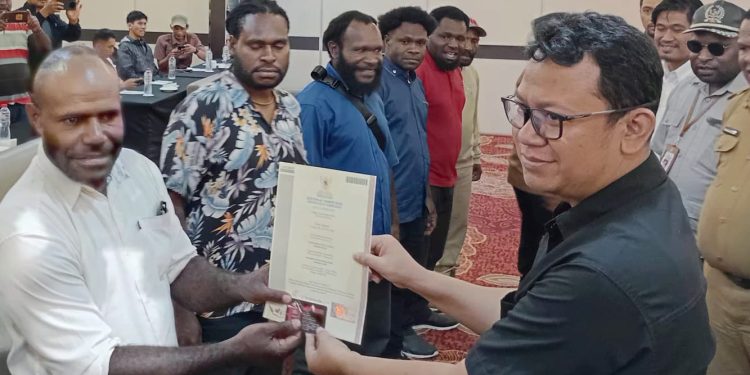 Kembangkan Wisata Cartens Piramid, 30 Anak Amungme Terima Sertifikat dari Kemenparekraf RI