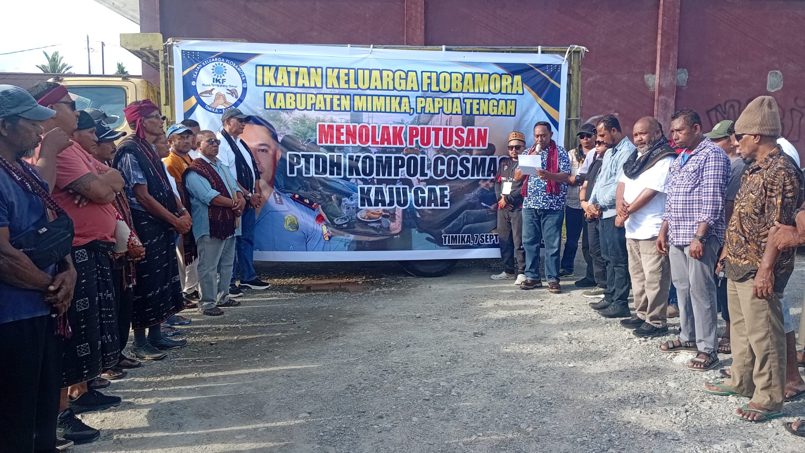 Keluarga Besar Flobamora Mimika Tolak Putusan PTDH Terhadap Kompol Cosmas Kaju Gae