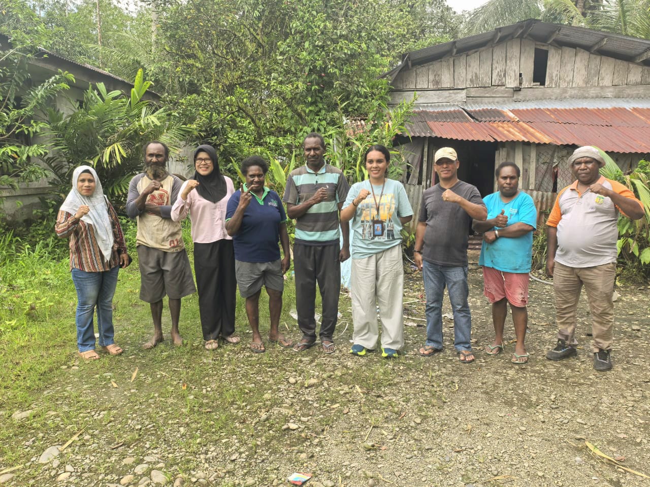 Bangun Rumah Layak Huni Bagi  OAP,  Kadis DPKPP dan Kadistrik Wania Tinjau Tiga Lokasi