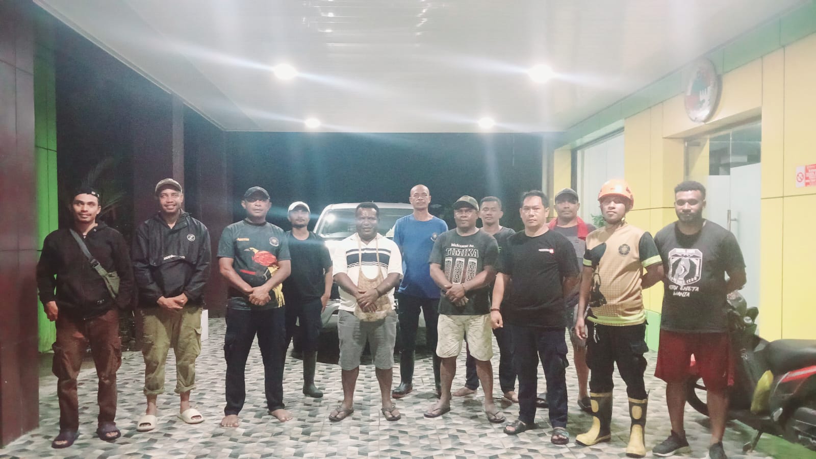 Kegiatan Bersih-Bersih di Kantor Diskop dan UMKM Mimika. Samuel Yogi: Komitmen Bersama Menjaga Mimika Rumah Kita