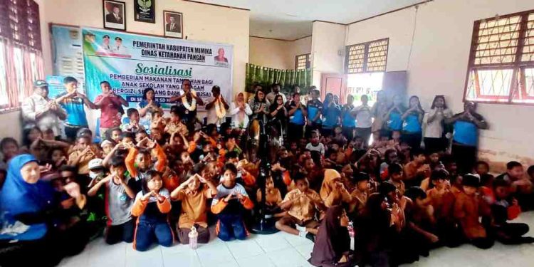 Dinas Ketahanan Pangan Mimika Berikan Makanan Tambahan Untuk 1.700 Siswa di Timika