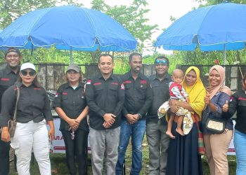 Aliansi Pemuda Kei Mimika Serahkan Bantuan kepada Tiga Penjual Jagung Bakar