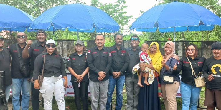 Aliansi Pemuda Kei Mimika Serahkan Bantuan kepada Tiga Penjual Jagung Bakar