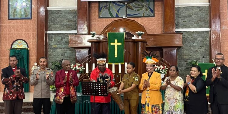 Penjabat Sekda Mimika Abraham Kateyau Apresiasi Festival Musik Gereja dan GKI Bersenandung se-Klasis Mimika