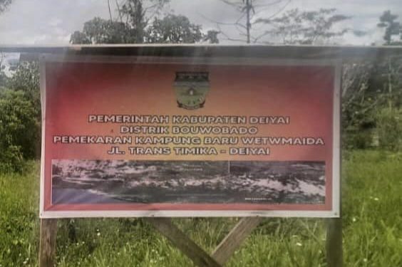 Spanduk Bertuliskan Pemkab Deiyai di Jalan Trans Timika, Lemasko Desak Pemerintah dan DPR Bentuk Tim Investigasi Tapal Batas