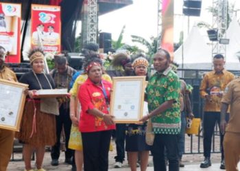 Penggagas Noken Papua di UNESCO, Titus Pekei Serahkan  Sertifikat ke Mama-Mama Papua