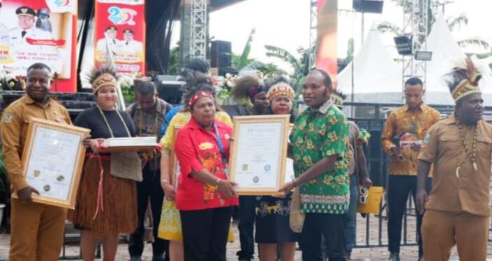 Penggagas Noken Papua di UNESCO, Titus Pekei Serahkan  Sertifikat ke Mama-Mama Papua