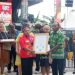 Penggagas Noken Papua di UNESCO, Titus Pekei Serahkan  Sertifikat ke Mama-Mama Papua