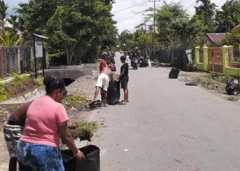 Warga Kamoro Jaya Lakukan Kegiatan Clean Friday Serentak Dukung Program Eliminasi Malaria