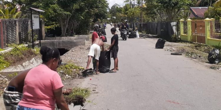 Warga Kamoro Jaya Lakukan Kegiatan Clean Friday Serentak Dukung Program Eliminasi Malaria