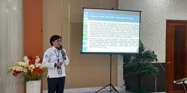 Kepala Sekolah SMP Negeri 1 Mimika Timur Paparkan Inovasi Pembelajaran di Seminar Deep Learning DIPEDIN–UNJ