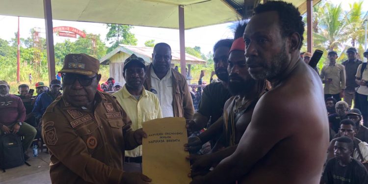 TPK Serahkan 7 Pernyataan Sikap ke Pemda dan DPRK Mimika di Kampung Kapiraya