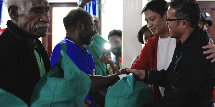 Karyawan dan Komunitas PTFI Berbagi Kasih Natal Bersama Masyarakat di Sekitar Wilayah Operasional