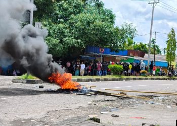 Seorang Warga Kompleks Singaraja Ditikam, Keluarga Korban Blokade Jalan Ahmad Yani Timika