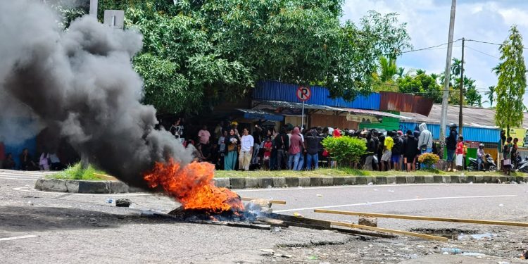 Seorang Warga Kompleks Singaraja Ditikam, Keluarga Korban Blokade Jalan Ahmad Yani Timika