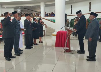 Perkuat Birokrasi Pemkab Mimika, Bupati Johannes Rettob Lantik 14 Pejabat