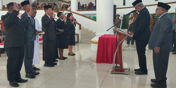 Perkuat Birokrasi Pemkab Mimika, Bupati Johannes Rettob Lantik 14 Pejabat