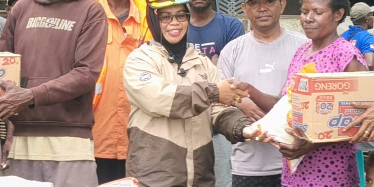 Ratusan Anak Sekolah di Mimika Barat Tengah Terlantar, Anggota DPRK Mimika Rampeani Rachman Turun Langsung ke Kapiraya