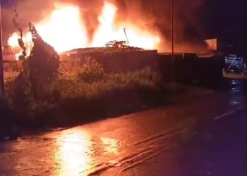 Kebakaran Satu Unit Rumah di KM 9 Distrik Wania Bikin Warga Panik