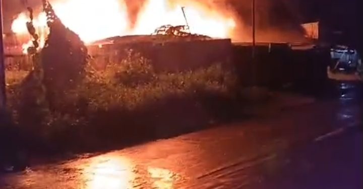 Kebakaran Satu Unit Rumah di KM 9 Distrik Wania Bikin Warga Panik