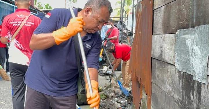 Bersihkan Sampah di Wilayah Distrik MIRU, Kepala Distrik: GAM Tidak Sekedar Gerakan Angkat Sampah, ini Edukasi Melalui Teladan dan Tindakan