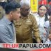 Bupati Mimika Dampingi Wapres RI Saat Ajak Puluhan Anak Yatim Belanja Peralatan Sekolah