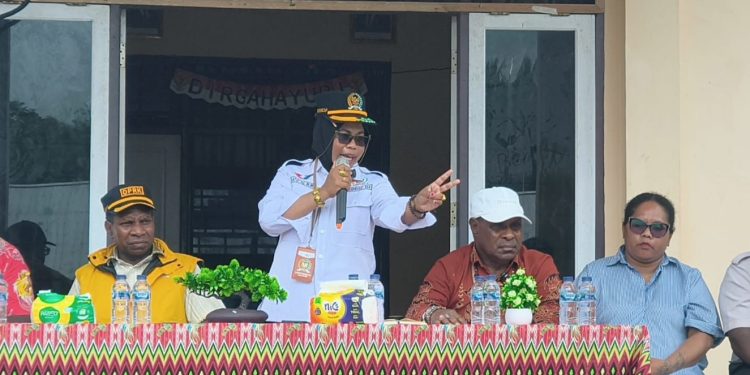 Rampeani Rachman Siapkan HT Bagi Personel Linmas Perkuat Kamtibmas di Distrik Mimika Barat Tengah
