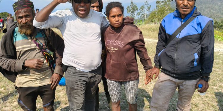 Sinergi Kuat TNI-Polri dan Pemerintah, Ketua MRP Papua Tengah Sukses Kawal Evakuasi Korban Penyanderaan